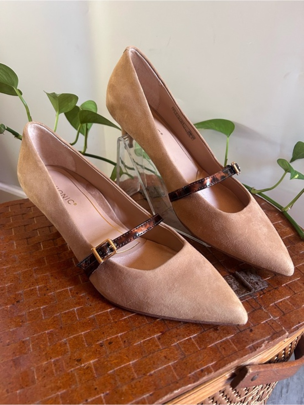 Vionic Minnie Tortoise Mary Jane Kitten Heels Nude Suede Size 8 Comfort Shoe